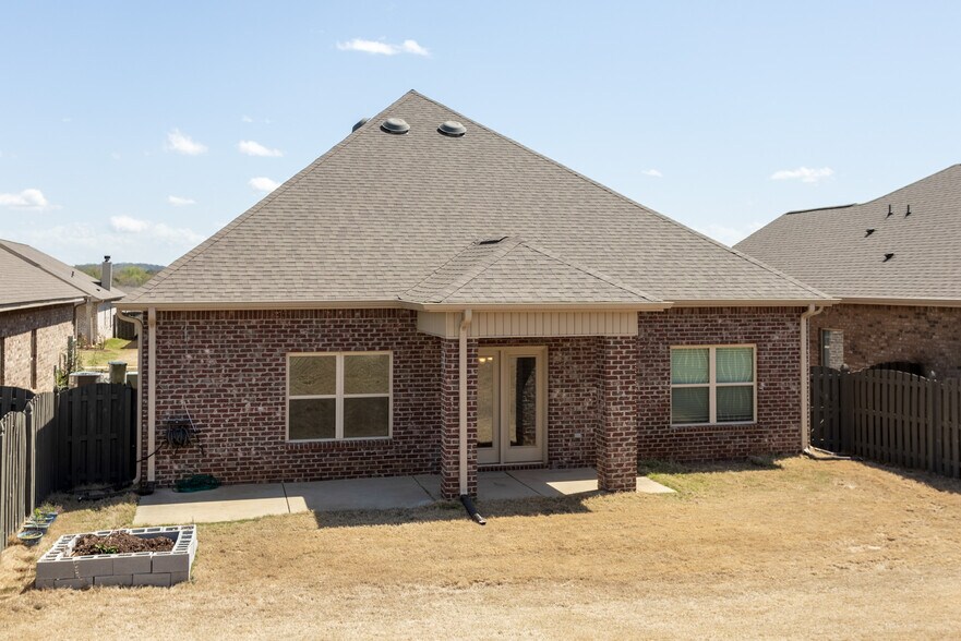 Building Photo - 308 River Rock Dr