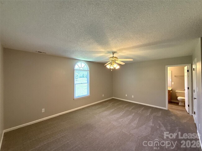 Building Photo - 3211 Karen Ln
