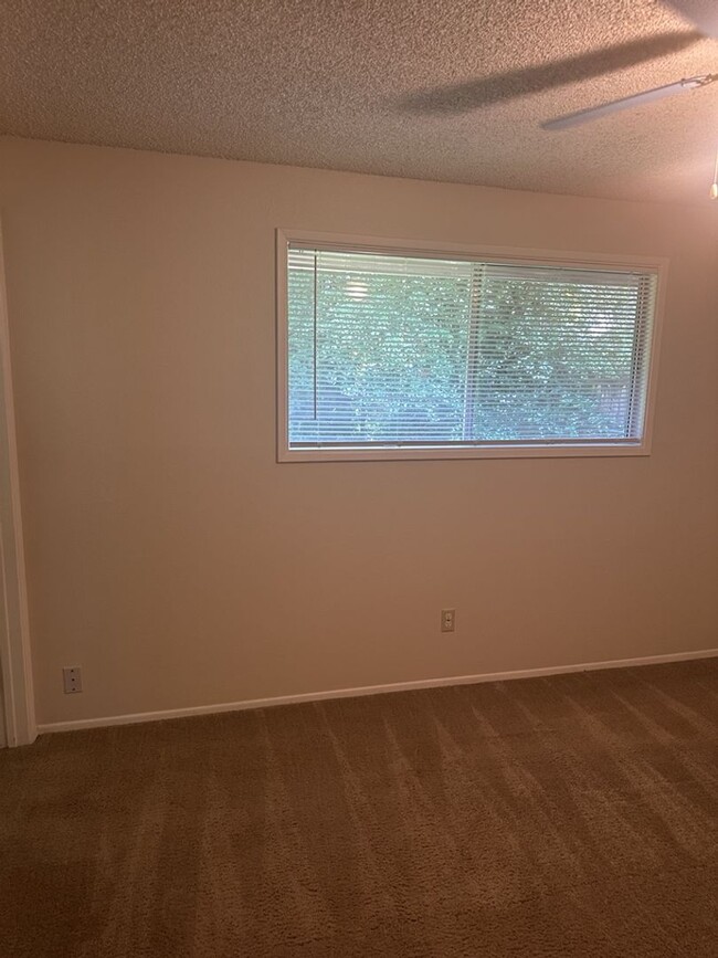 Building Photo - Three Bedroom Ranch with Large Yard!