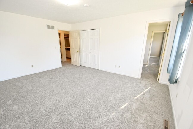 Building Photo - Large executive home in Granger IN