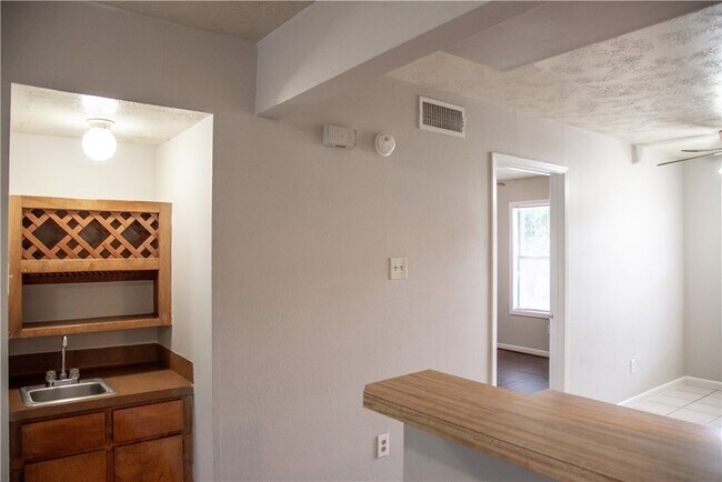 Building Photo - 1902 Woodsman Dr