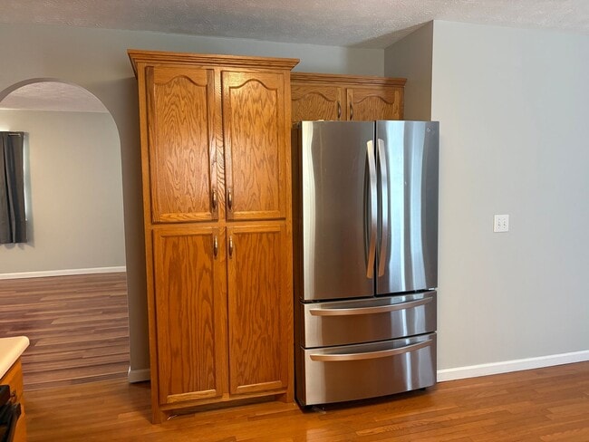 Building Photo - 4 bedroom 2 bath