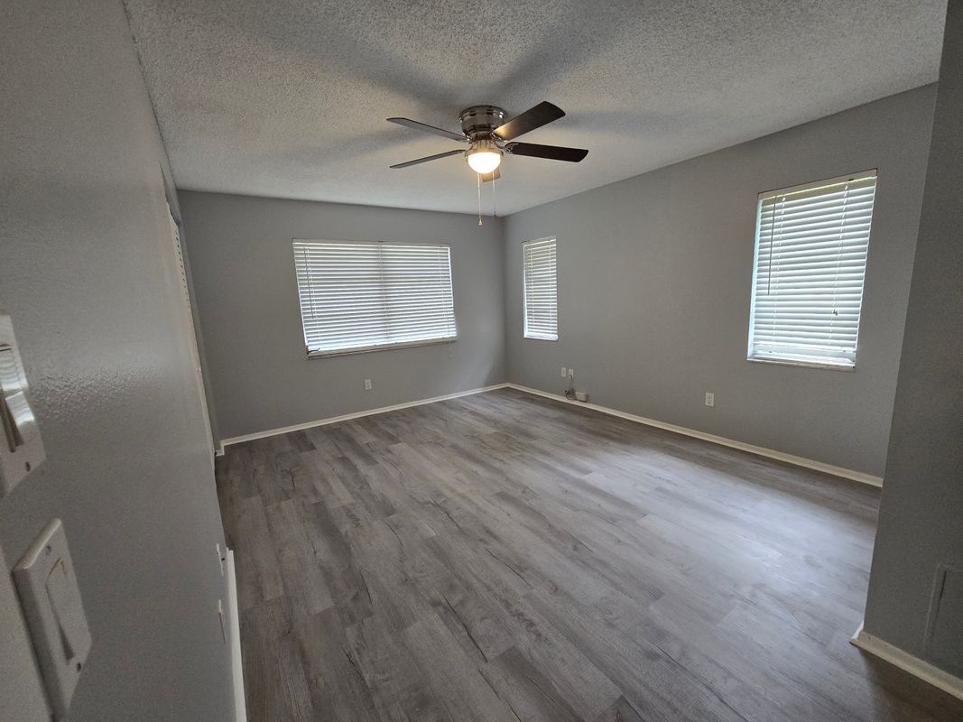 Building Photo - 7056 W Country Club Dr N