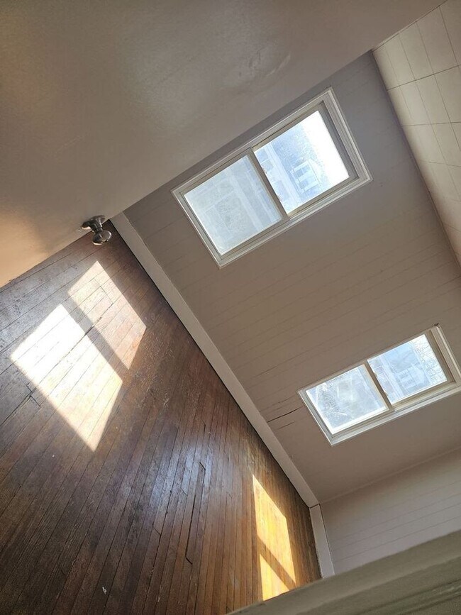 Building Photo - Coming Soon - 5 Bedroom Pet Friendly House in Lancaster!