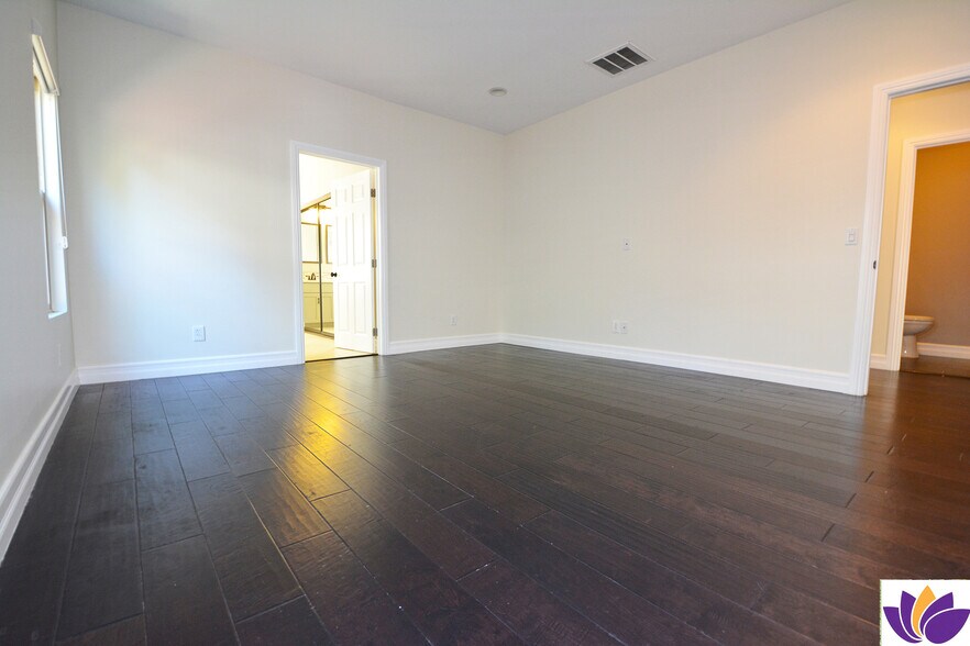 Building Photo - 1093 Avoca Ave
