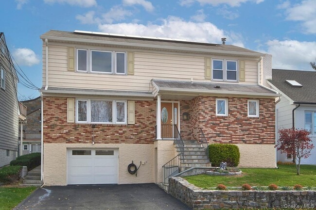 Building Photo - 222 Gainsborg Ave E