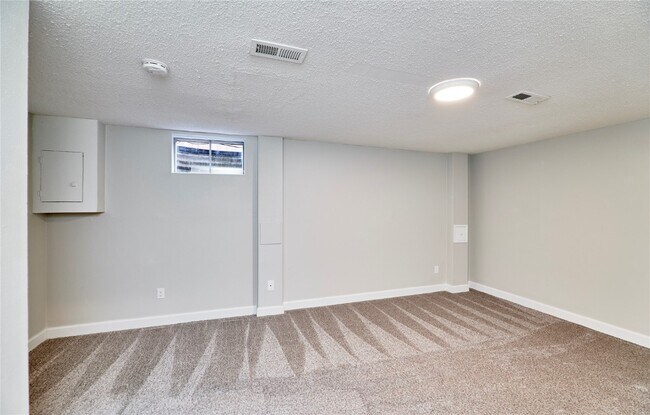 Building Photo - 2402 Savoy Dr