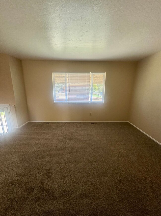 Building Photo - 4 Bedroom Split-Level in Widefield