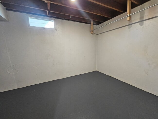 Building Photo - Great NE 3 Bedroom 2 Bath with Garage, close to shopping and I380 access