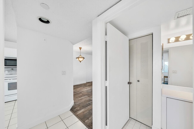 Building Photo - 9580 Weldon Cir