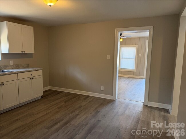 Building Photo - 603 E 8th Ave