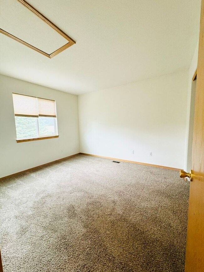 Building Photo - Gorgeous 5 Bedroom 3.5 Bath House with 3 c...