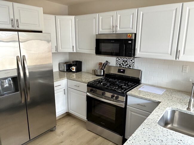 Building Photo - 832 W 35th St