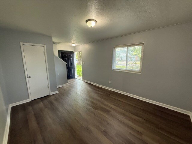 Building Photo - EAST SIDE 4 BR RECENTLY UPDATED!  AVAILABLE NOW!