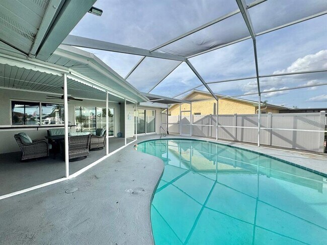 Building Photo - 6316 Lake Sunrise Dr