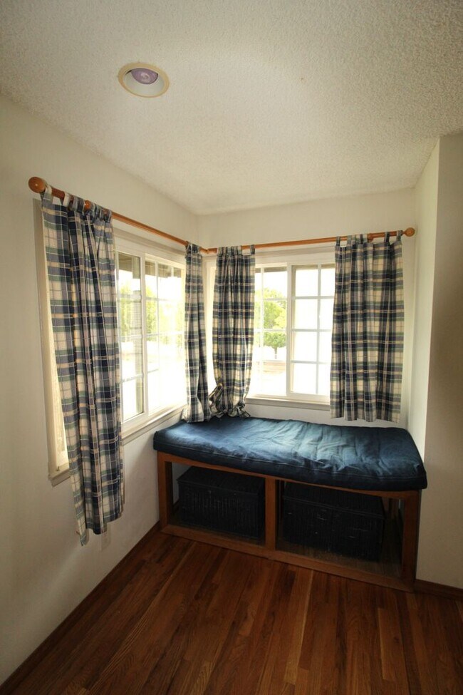 Building Photo - Spacious Corner Lot Home in Desirable Vent...