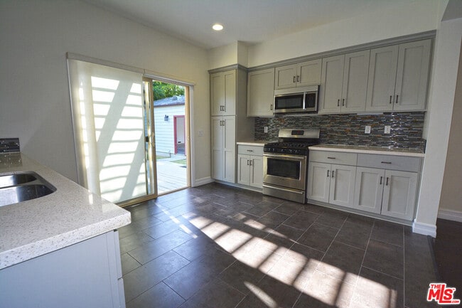 Building Photo - 1093 Avoca Ave