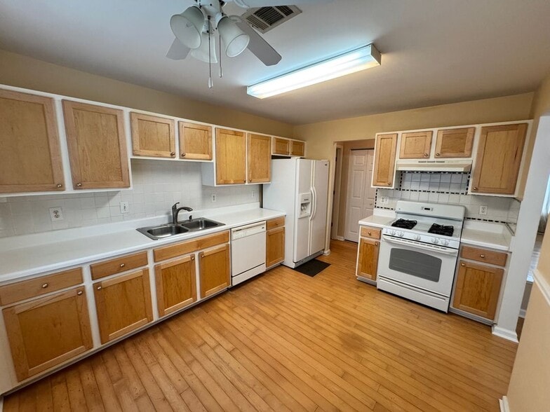 Building Photo - 2025 Baramore Oaks Dr