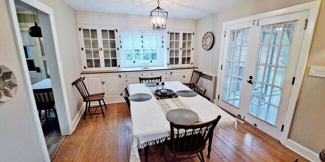 Building Photo - Fully Furnished 4 Bed / 1-1/2 Bath Single Family Home w/2 Car Garage