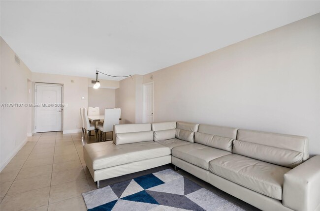 Building Photo - 100 Bayview Dr
