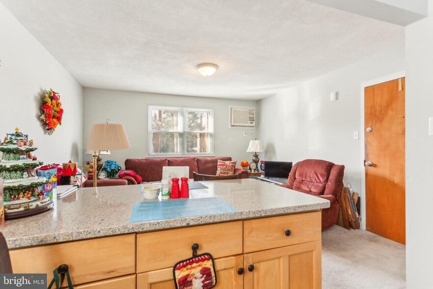 Building Photo - 657 Childs Ave