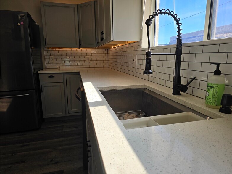 Kitchen - 389 N Donlee Dr