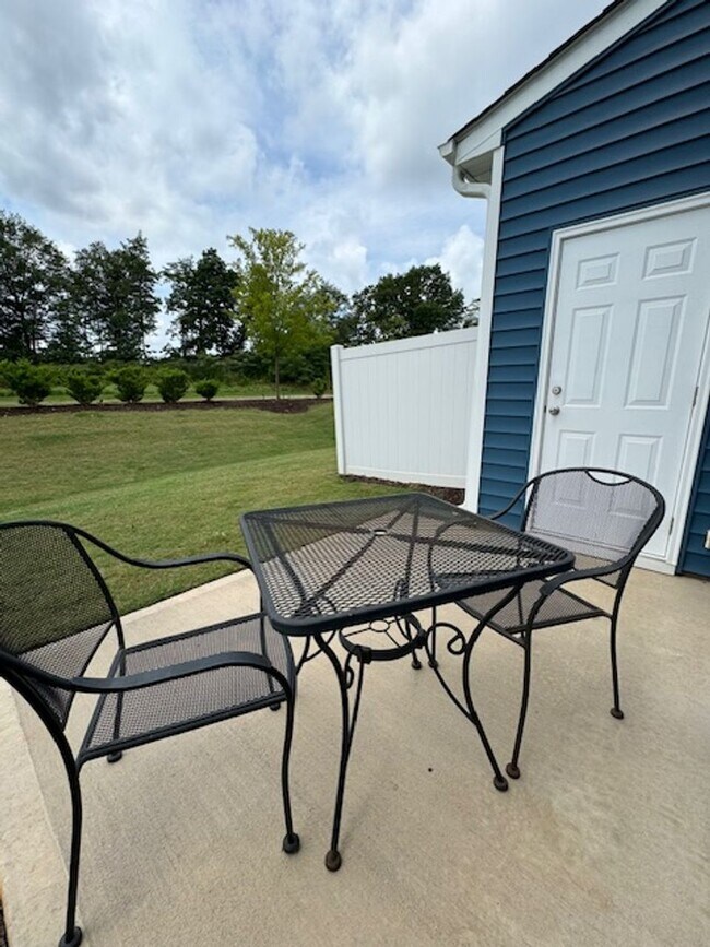 Building Photo - Gorgeous 3 Bedrooms-2.5 Baths - Prime Loca...