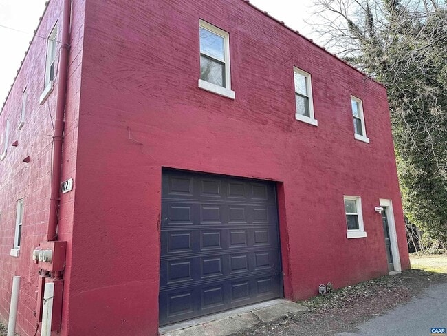 Building Photo - 702 Delevan St