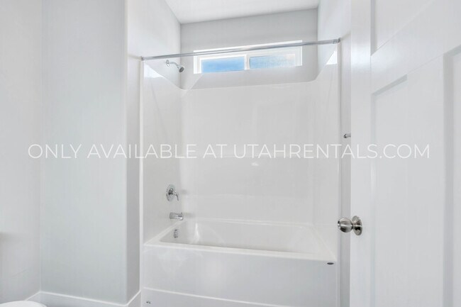 Building Photo - 13537 Commodus Dr