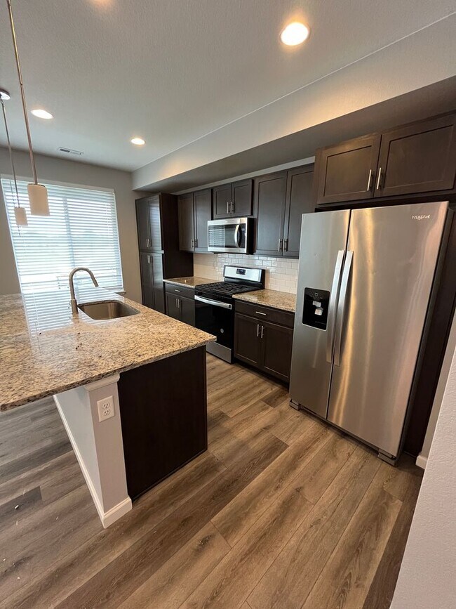 Building Photo - PRIME LOCATION IN THE HEART OF COMMERCE CI...