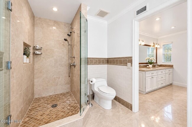 Building Photo - 5801 Middle Crest Dr