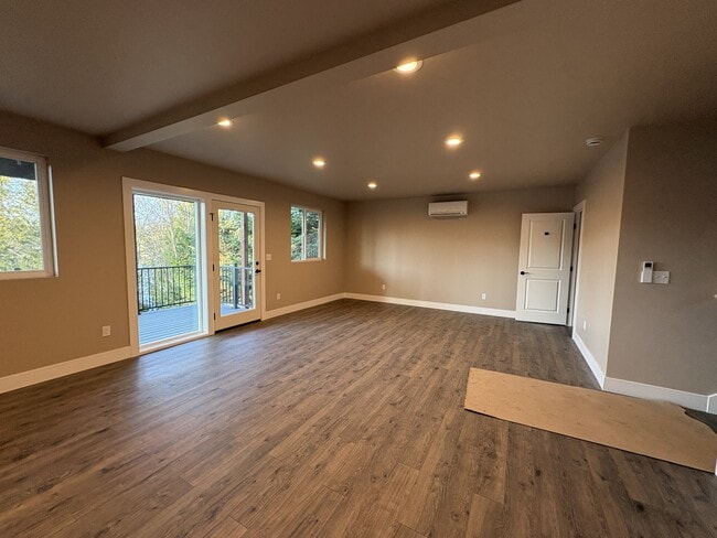 Building Photo - 1680 SE Crescent Dr