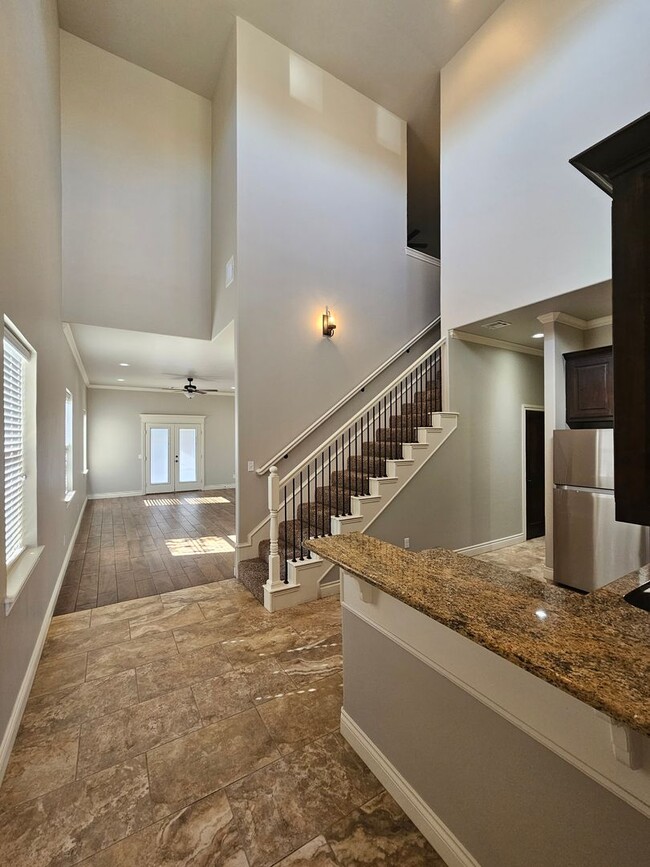 Building Photo - (2) Bed/(2.5) Bath Townhome in Gated Commu...