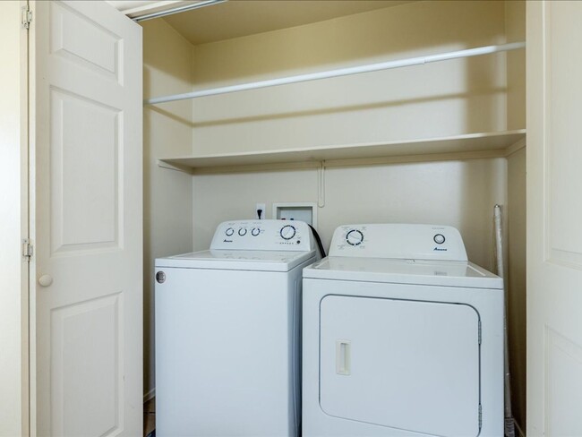 Building Photo - 4 Bedroom 2.5 Bathroom