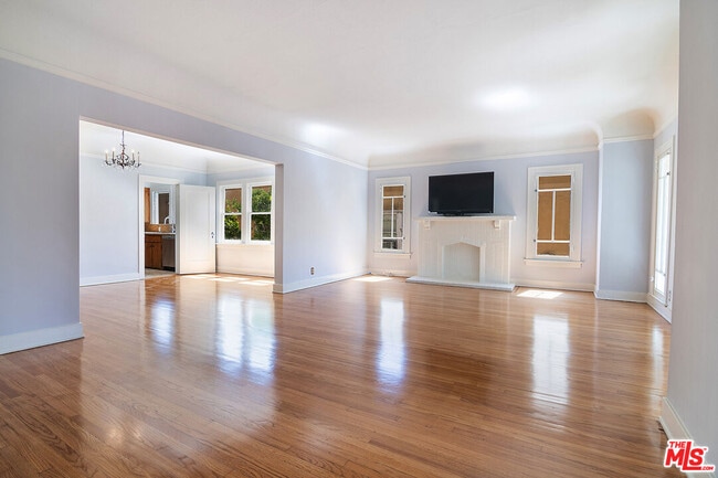 Building Photo - 170 1/2 S Sycamore Ave