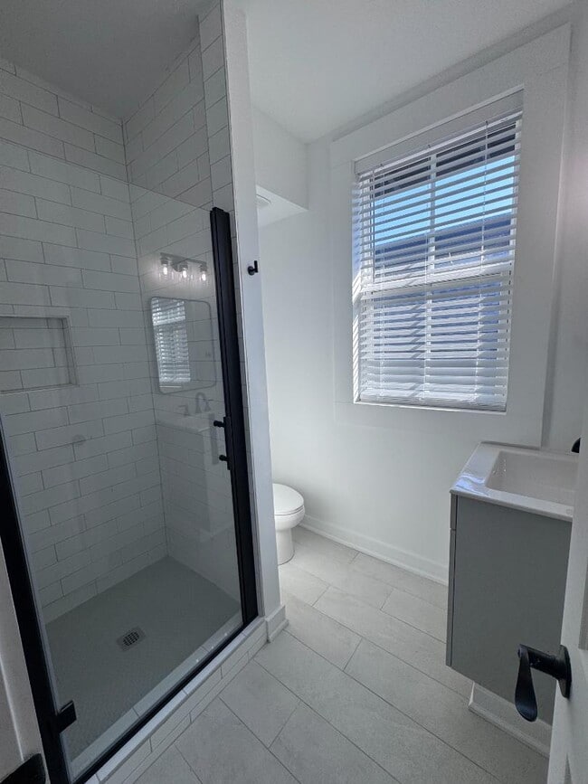 Building Photo - 300 E 3rd St