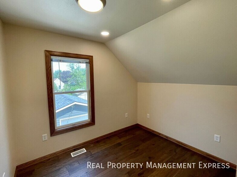 Building Photo - 3 Bedroom 1 Bathroom Home For Rent In Sioux Falls