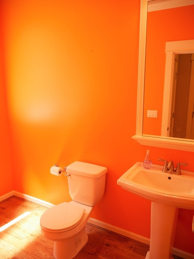 Building Photo - 5 Bedroom 2.5 Bath Home Near Downtown Redmond