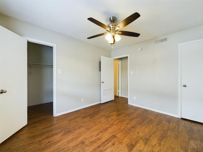 Building Photo - 2401 Manor Rd