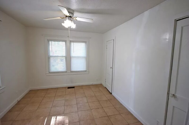 Building Photo - 113 S Chicago St