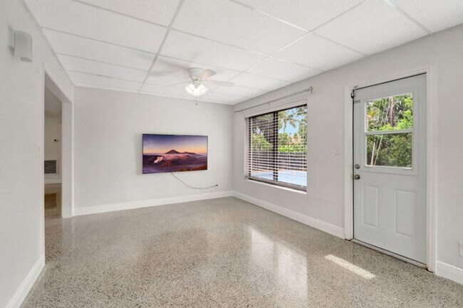 Building Photo - 3550 NE 4th Ave