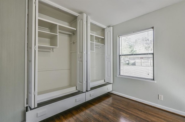 Building Photo - 1349 Martin St