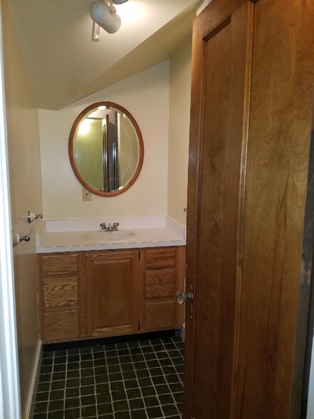 bathroom - 724 W Washington St