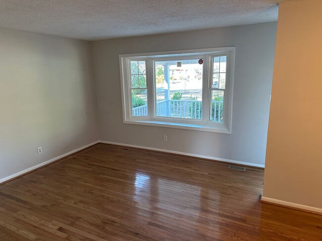 Building Photo - 4 Bedroom 1 1/2 Bath for Rent W/ Converted...