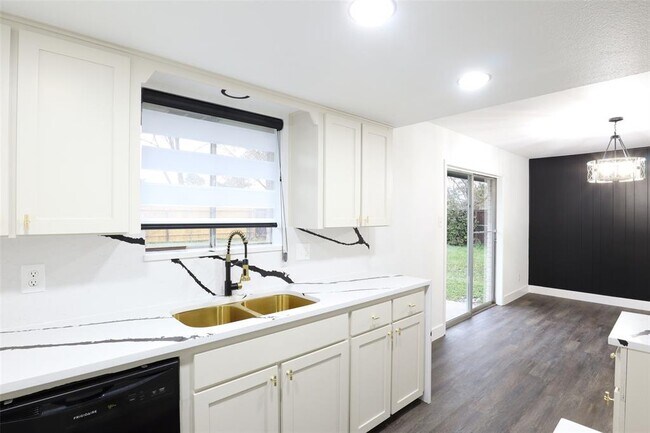 Building Photo - 7706 Garsee Dr