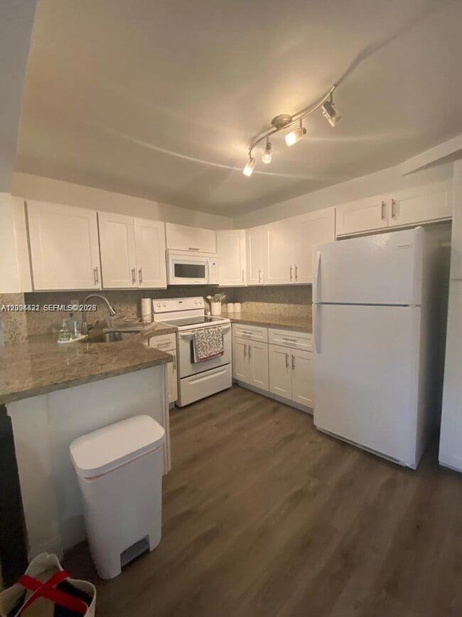 Building Photo - 721 N Pine Island Rd