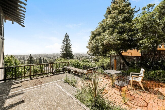 Building Photo - Furnished Lower Unit In Berkeley!