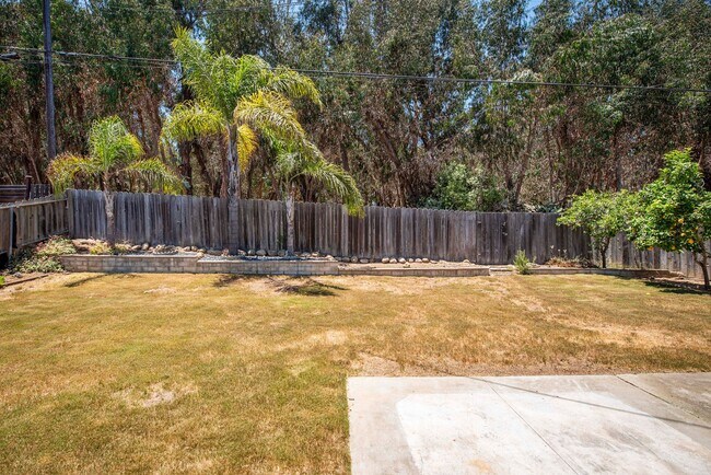 Building Photo - Santa Barbara Shores 4 bd / 2 bth - walkin...