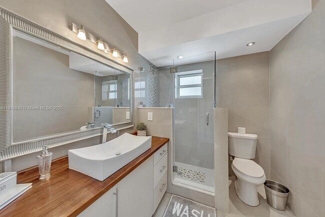 Building Photo - 715 Hollywood Blvd