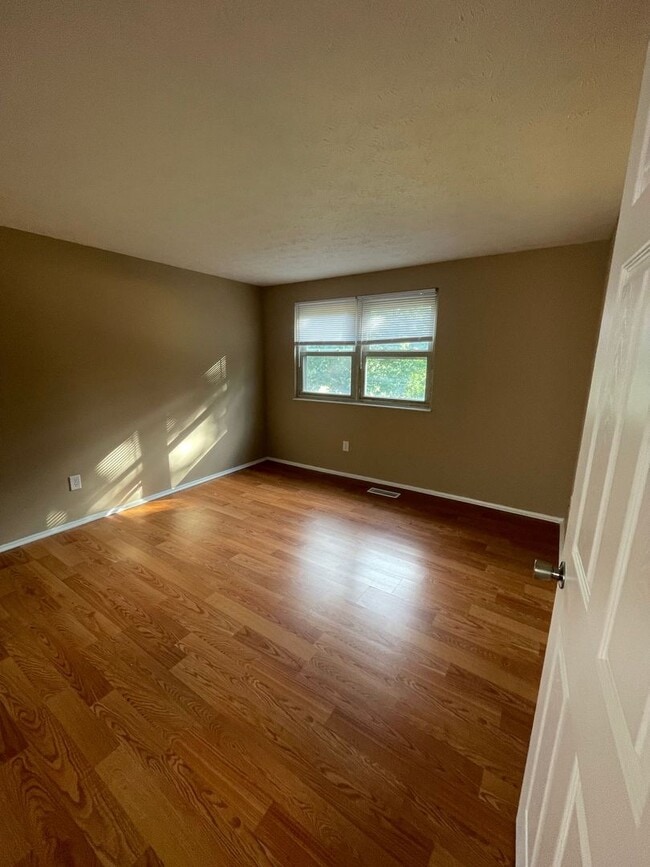 Building Photo - 5683 Crestview Dr